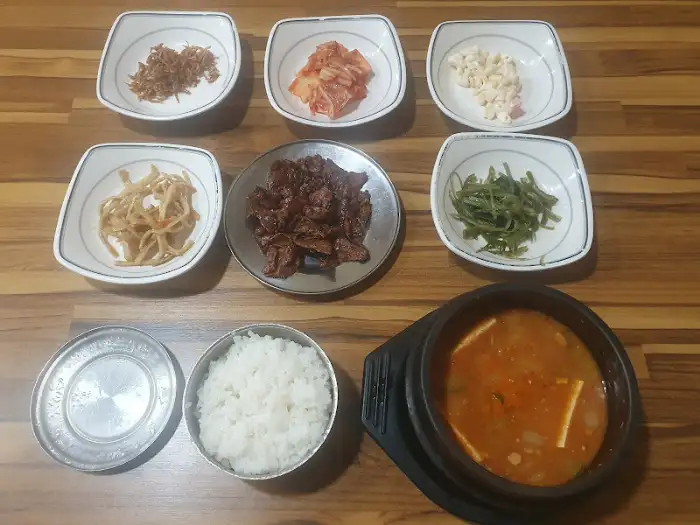 깔끔하게 비워진 식탁