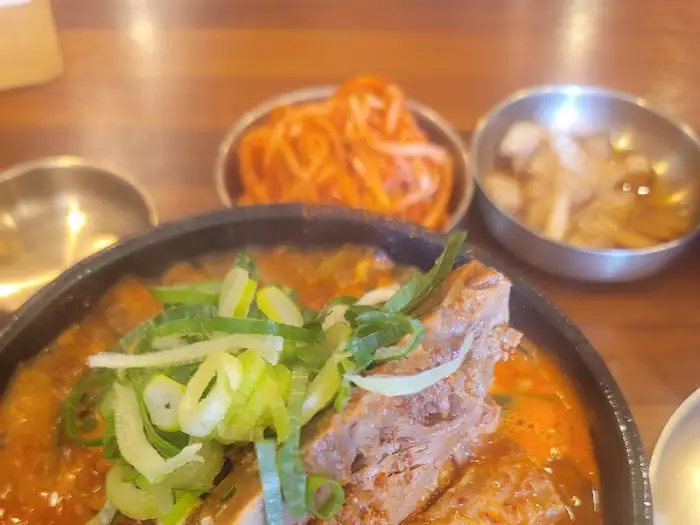 뼈해장국과 함께 나온 밑반찬들: 무채, 깍두기, 마늘 장아찌
