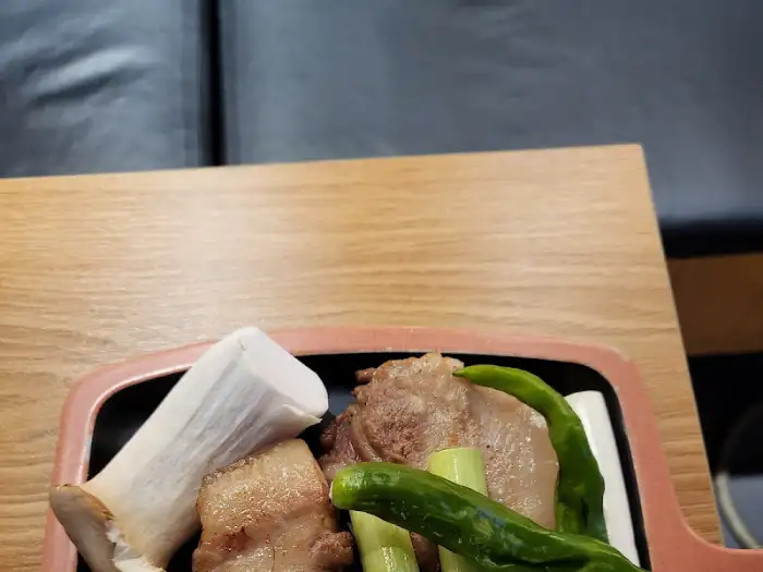 삼겹살, 버섯, 꽈리고추 등 함께 구워지는 재료들
