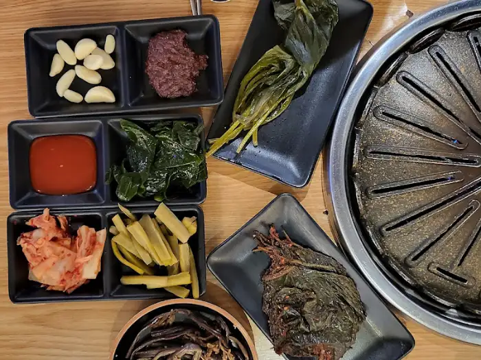 다양한 곁들임 반찬과 쌈 채소