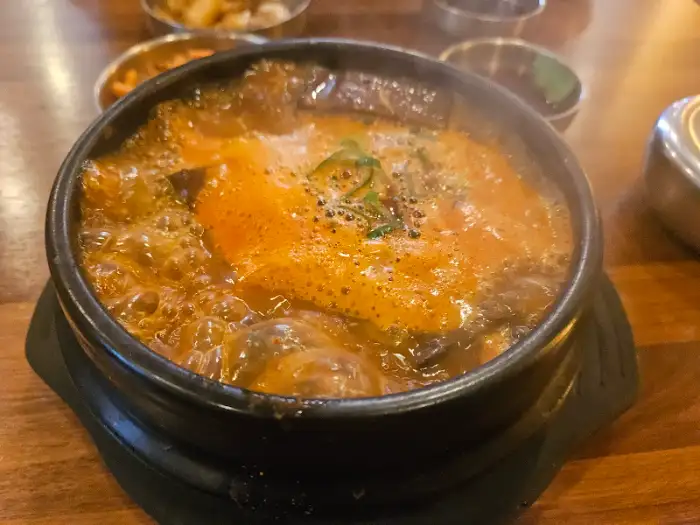 김이 모락모락 나는 뼈해장국 국물 클로즈업