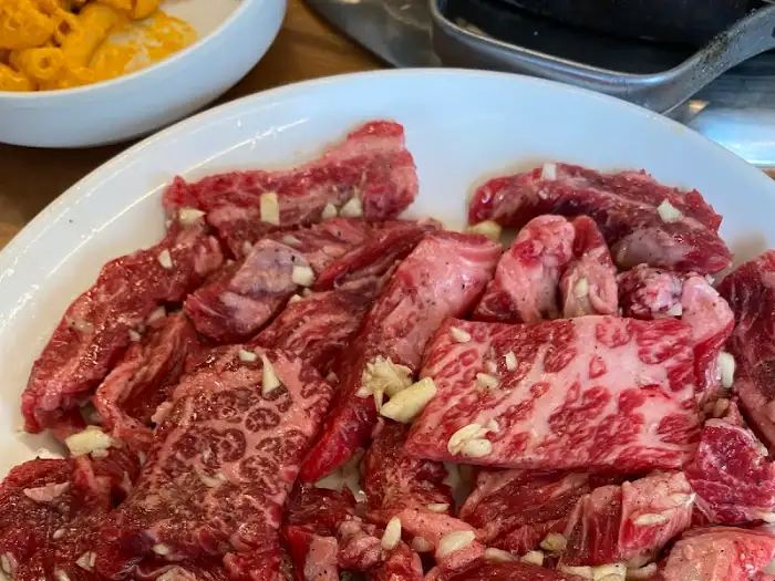 마늘 양념이 된 신선한 한우 등심