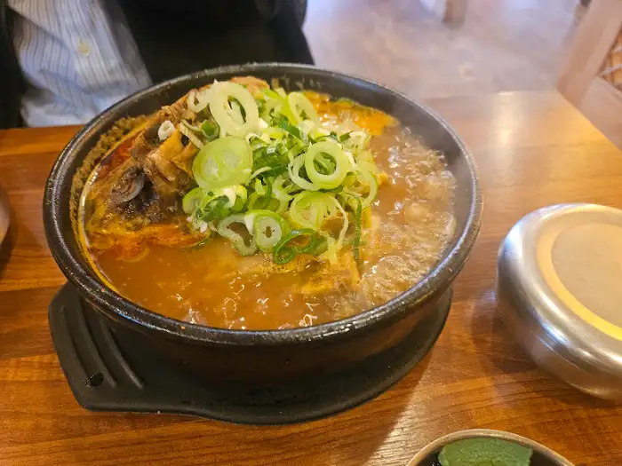 뼈해장국 속 큼지막한 돼지 등뼈와 부드러운 살점