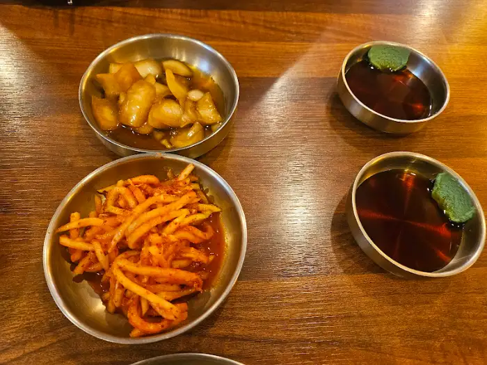 무채, 깍두기, 마늘 장아찌 등 다양한 밑반찬