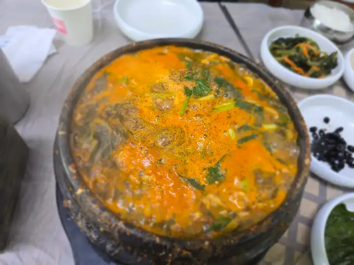 보글보글 끓고 있는 메기탕