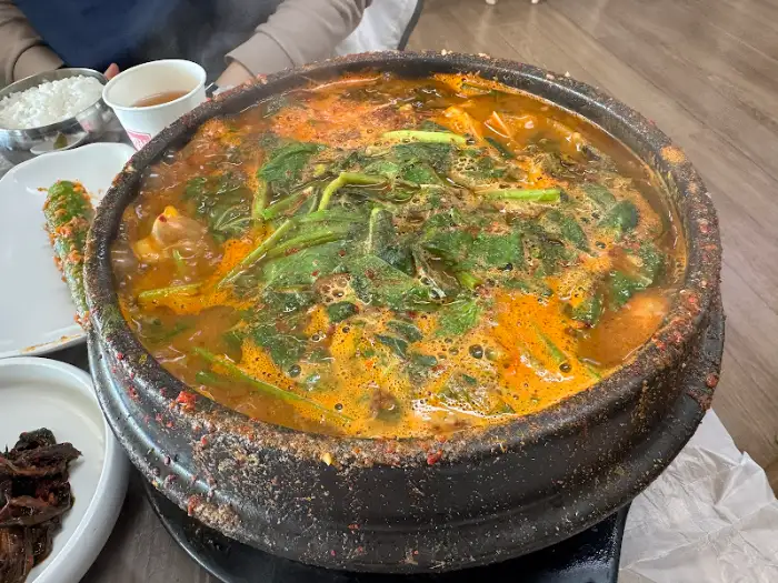 메기탕 속 메기 머리와 건더기