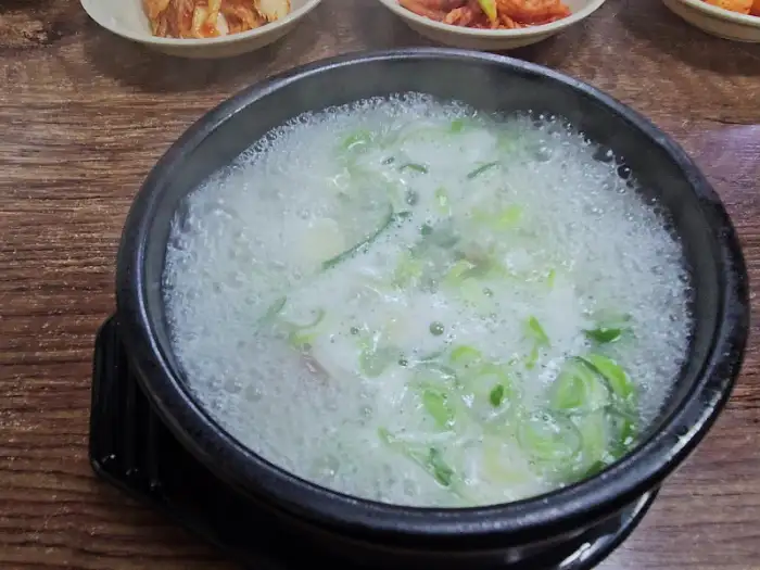 국물 떠먹는 모습