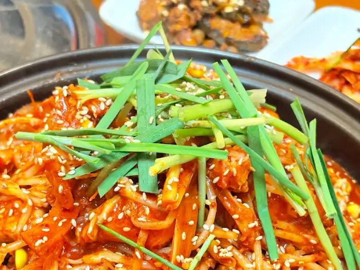 짭짤하고 달큰한 양념이 곁들여진 가지 요리