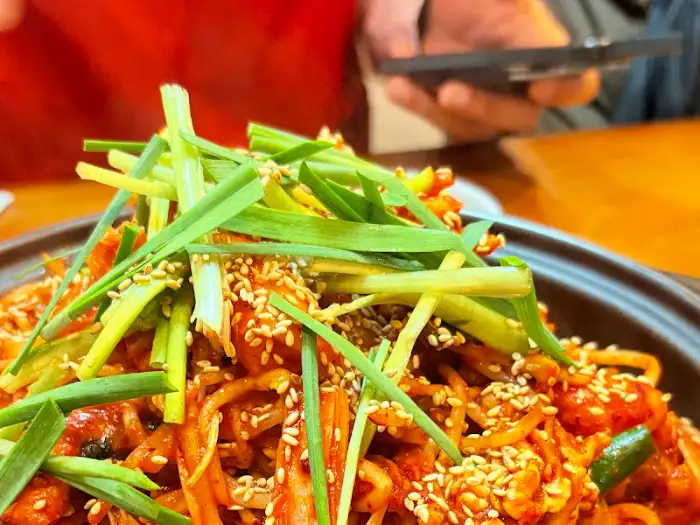 아구찜의 근접 촬영, 아구살과 콩나물이 돋보인다