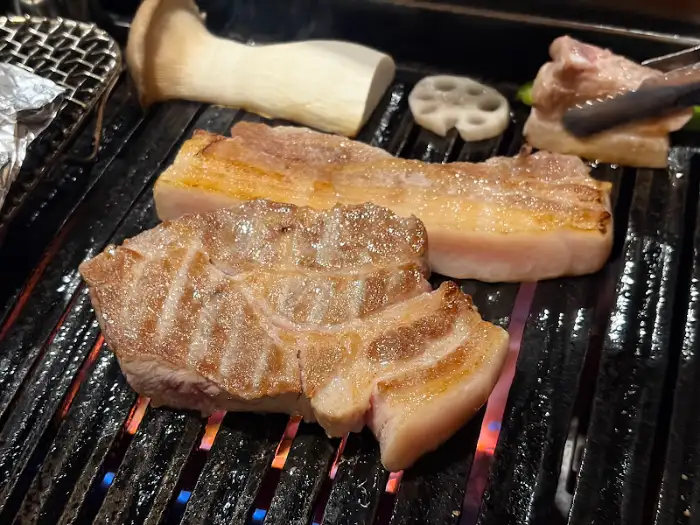 마장동김씨 명촌점 통삼겹살과 목살, 버섯 굽는 모습