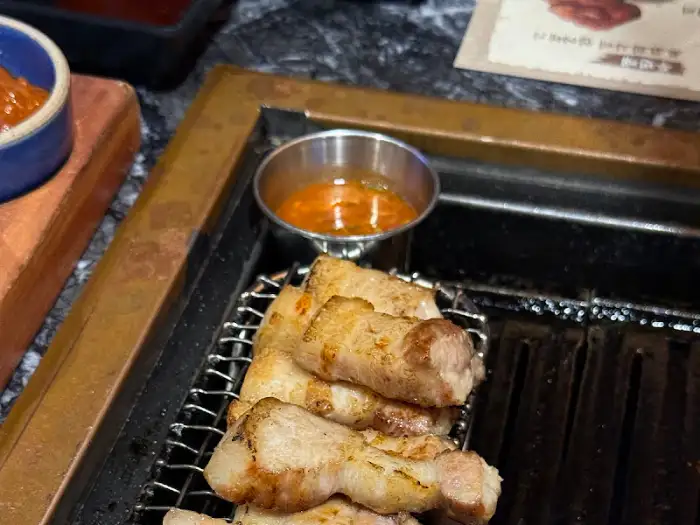 마장동김씨 명촌점 구워진 삼겹살과 소스