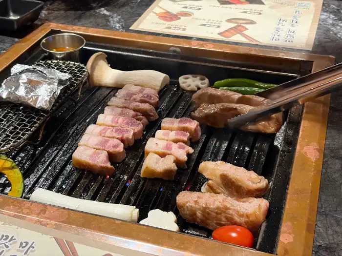 마장동김씨 명촌점 다양한 부위의 고기와 곁들임 메뉴