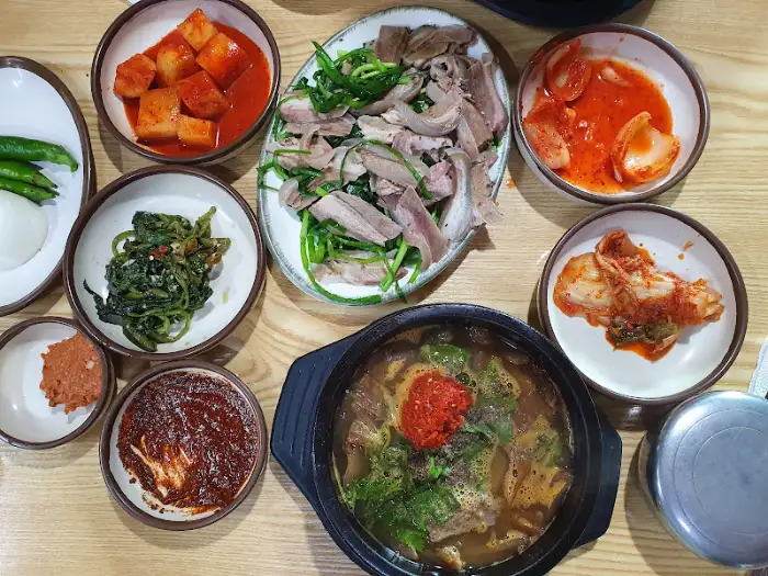 정갈한 반찬과 메인 메뉴가 함께 나온 상차림