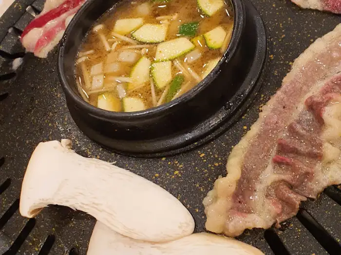 풍년집 정육식당 작전점의 된장찌개와 곁들여지는 고기