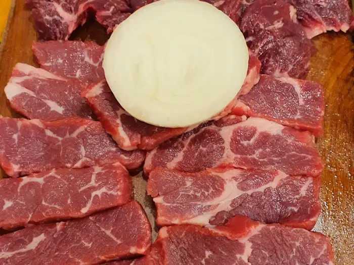 풍년집 정육식당 작전점의 신선한 소고기 단면