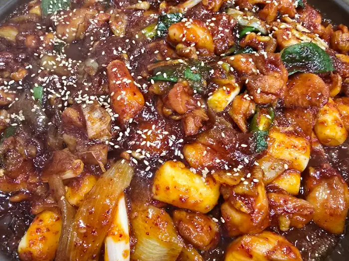 해송돌판닭찜 양념과 재료의 조화