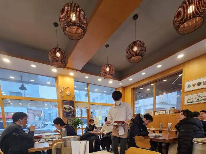 따뜻한 실내 조명과 테이블