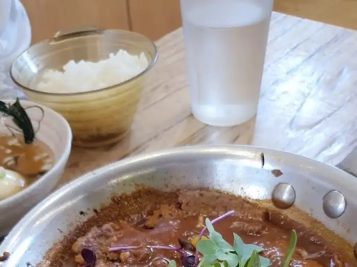 우동과 밥, 물이 담긴 테이블 세팅