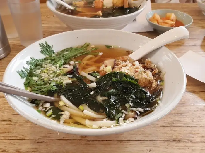벽에 걸린 유명인들의 사인