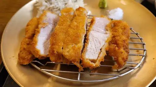 바삭하고 부드러운 돈카츠 단면