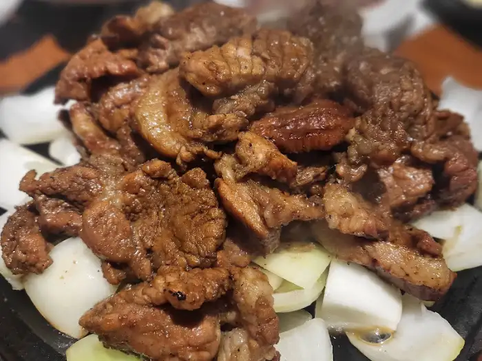 돌판 위에 양파와 함께 담긴 석갈비