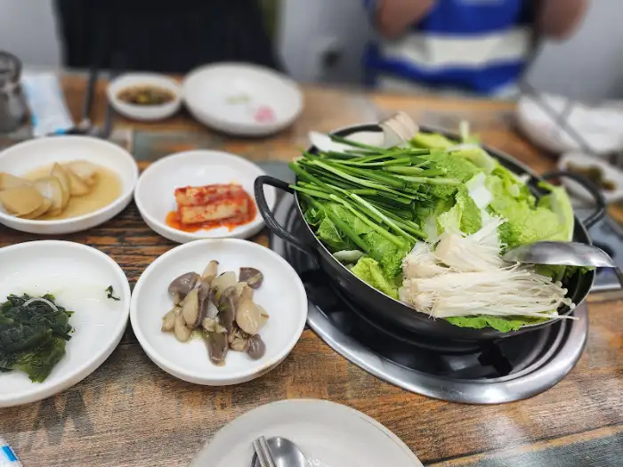 테이블 위에 세팅된 오리 샤브샤브 재료