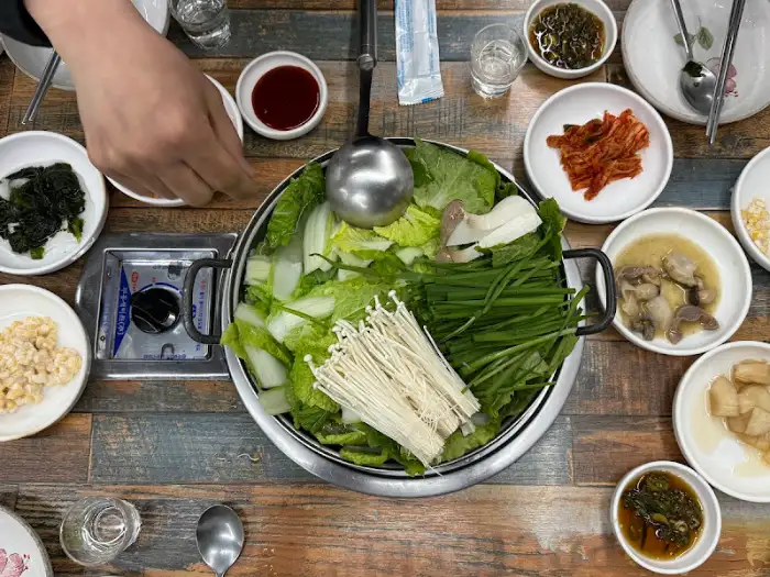 끓고 있는 오리 샤브샤브 냄비