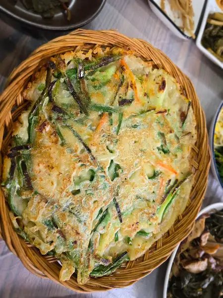 바삭하게 부쳐진 해물파전