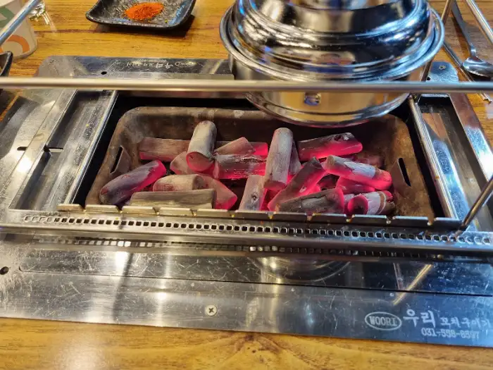 화로에 담긴 피어오르는 숯불