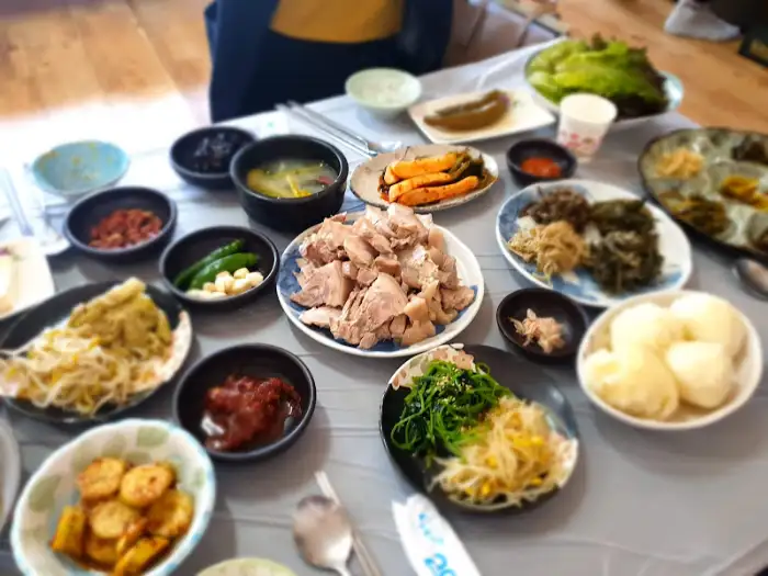 다양한 종류의 반찬과 나물 비빔밥 재료