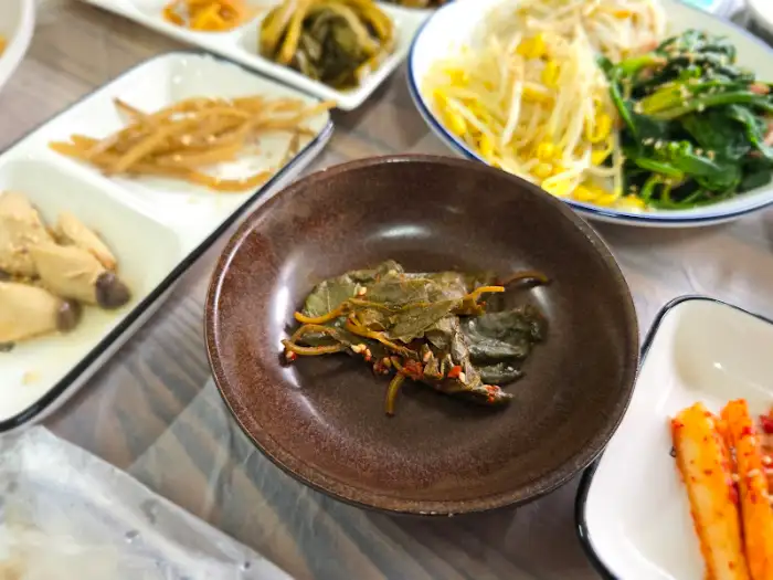 따뜻한 밥 위에 나물과 참기름을 넣고 비빈 비빔밥