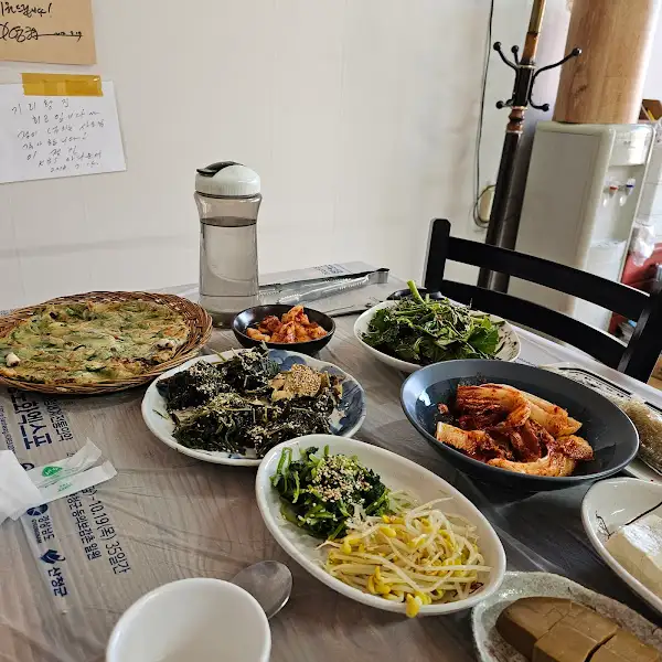 정갈하게 차려진 나물 반찬과 김치