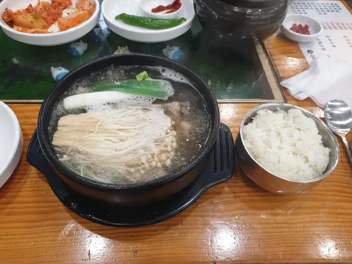 갈비해장국의 푸짐한 내용물