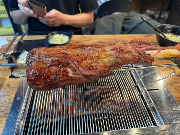 화로 위에서 천천히 익어가고 있는 통 양다리