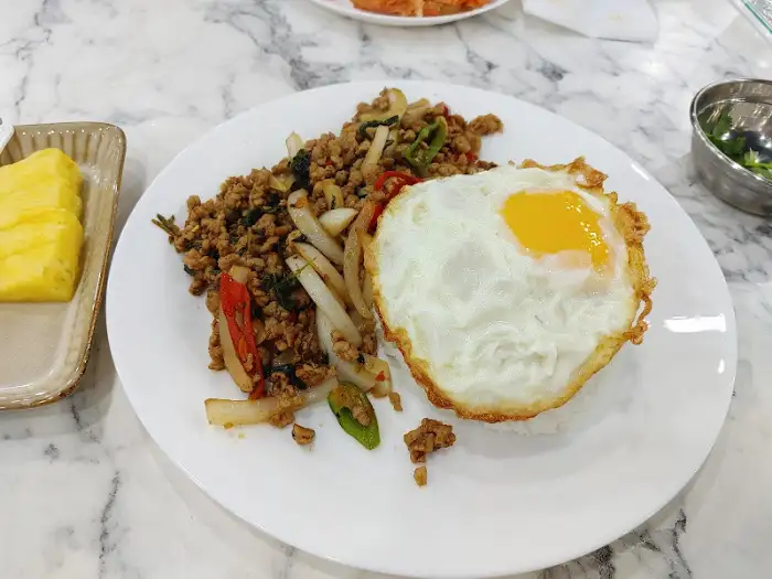 밥 위에 올려진 부드러운 카오카무