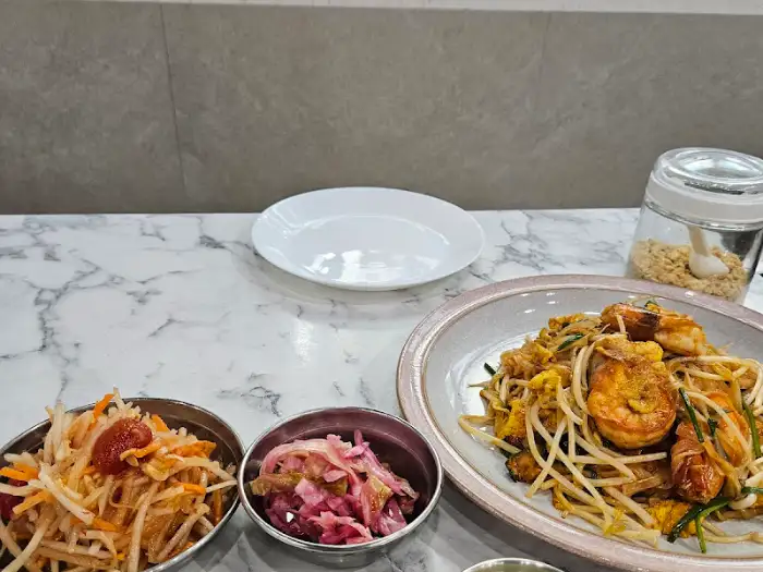여러가지 반찬이 담긴 그릇들