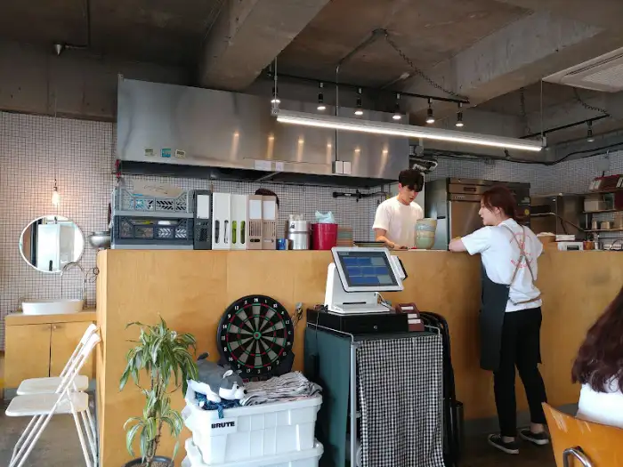 카운터와 주방 입구