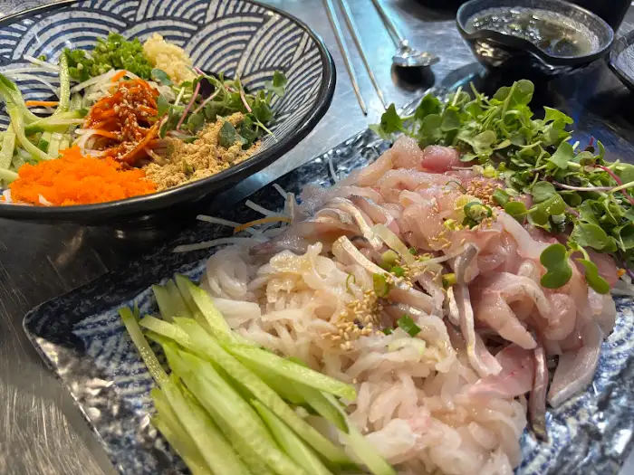 앞쪽에는 막회, 뒤쪽에는 비빔 야채가 담긴 그릇