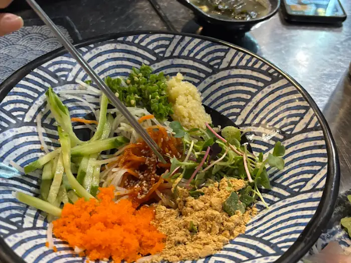 그릇 안에 담긴 비빔 야채와 고명들