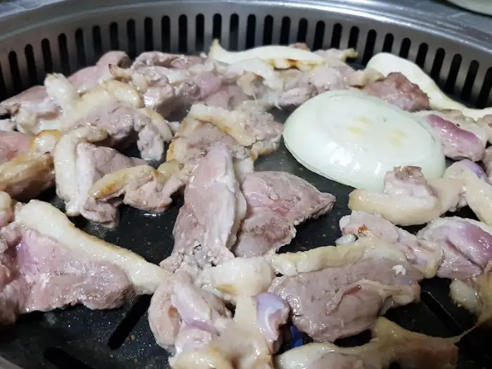 돌판 위에서 구워지는 오리로스
