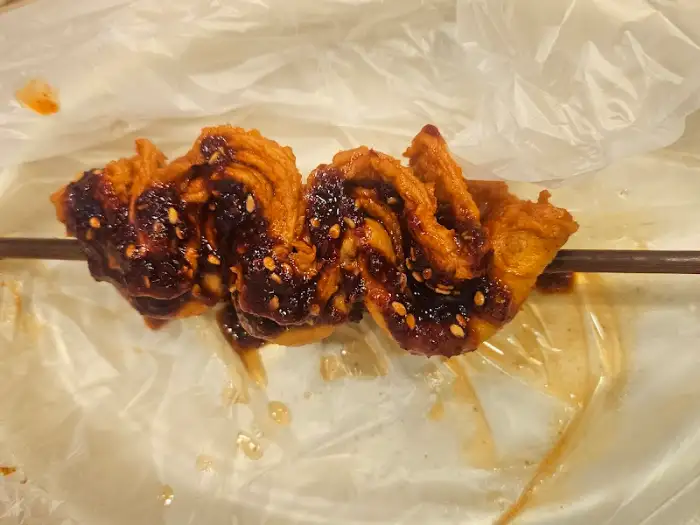 먹음직스러운 매운 오뎅 꼬치