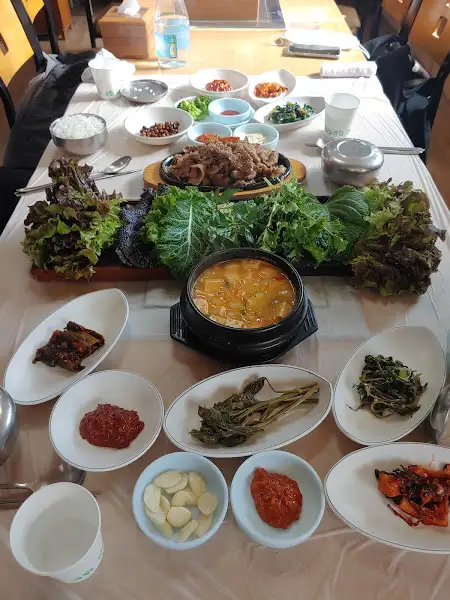 푸짐하게 차려진 식탁의 전체 모습