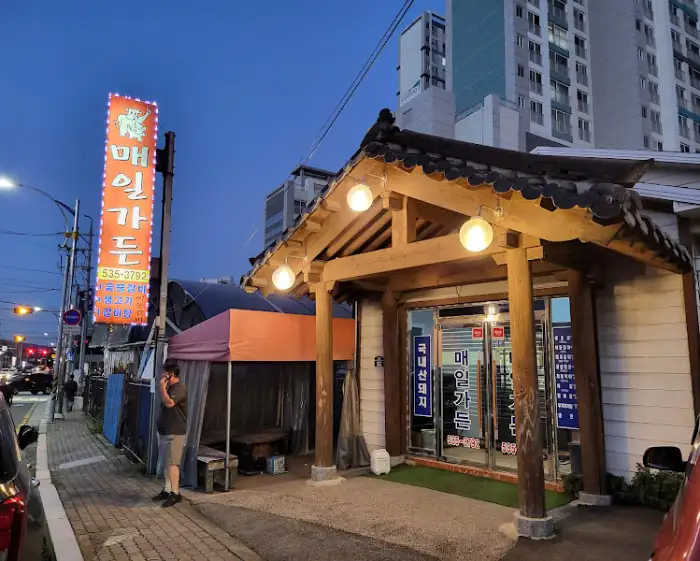 저녁의 송산가든 외관