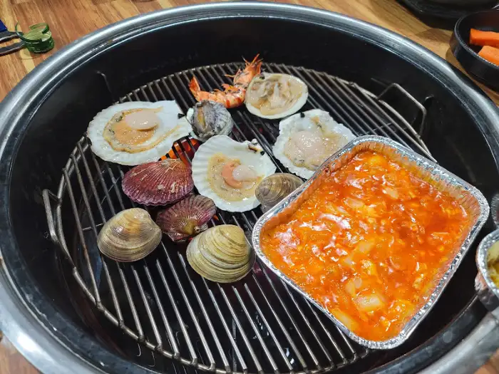 숯불 위 조개구이와 곁들여 먹을 수 있는 치즈 조개