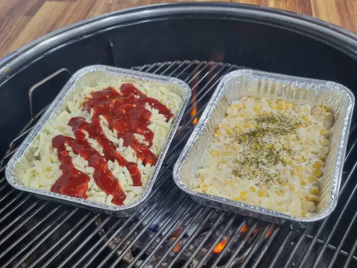 마늘 버터 조개와 콘치즈가 숯불 위에서 익어가는 모습