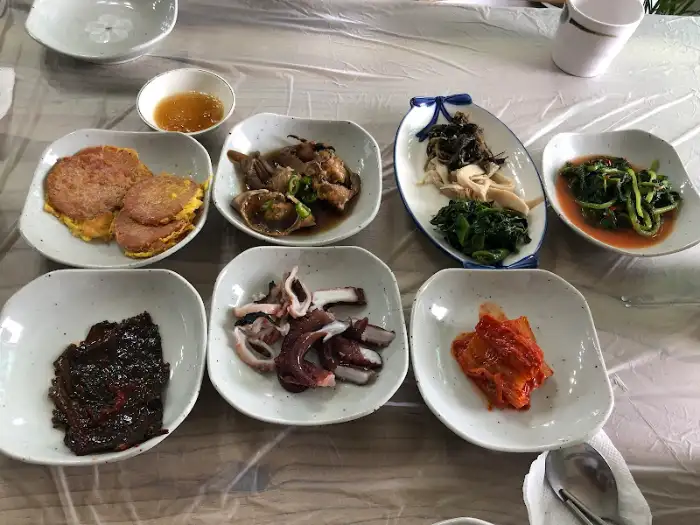 다양한 반찬과 밥, 국이 차려진 모습