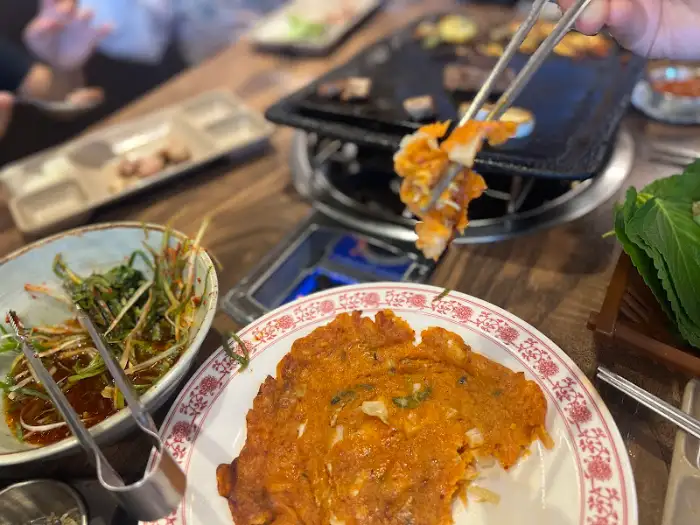 앞접시에 담긴 먹음직스러운 김치전