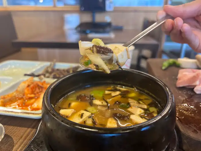숟가락으로 떠 올린 맛있는 된장찌개