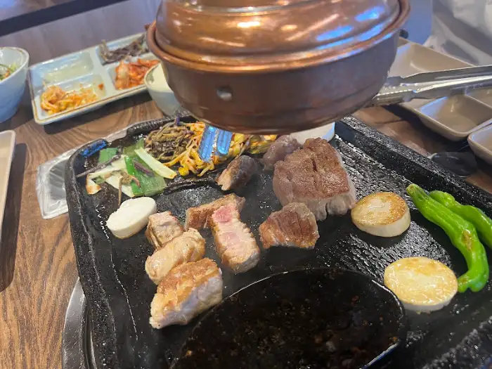 지글지글 익어가는 삼겹살과 곁들임 메뉴