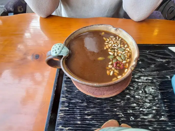 찻잔에 담긴 차와 곁들임 빵